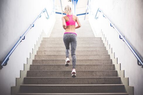 Monter les escaliers est un excellent moyen de se débarrasser de l'excès de poids. 