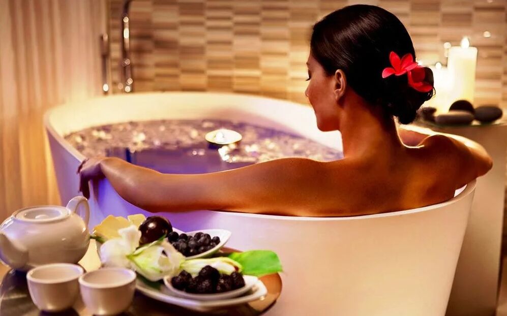 Salles de bain avec du sel et des herbes