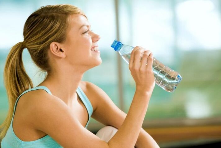 L'eau remplace la nourriture lors d'un régime alimentaire.
