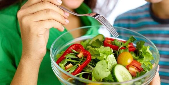 Mangez une salade de légumes avec un régime sans glucides pour calmer la sensation de faim
