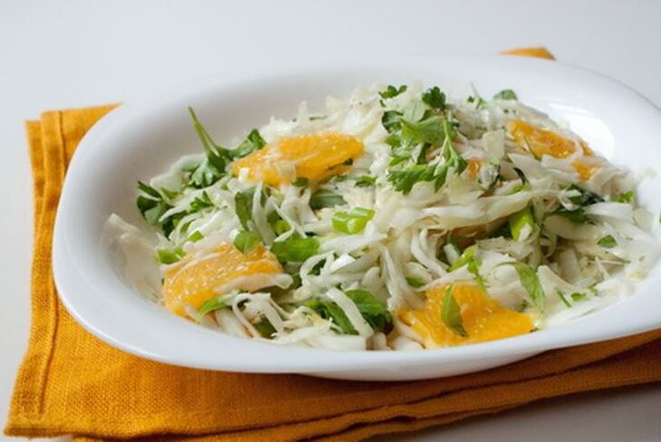 Salade de chou chinois, d'orange et de pomme un plat vitaminé dans un régime pauvre en glucides