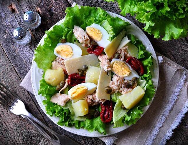 Salade de thon en conserve sur un régime à faible teneur en glucides